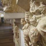 Un dettaglio dello stipite della chiesa di Santa Maria Assunta ad Altamura che riporta alcune storie del Nuovo Testamento
